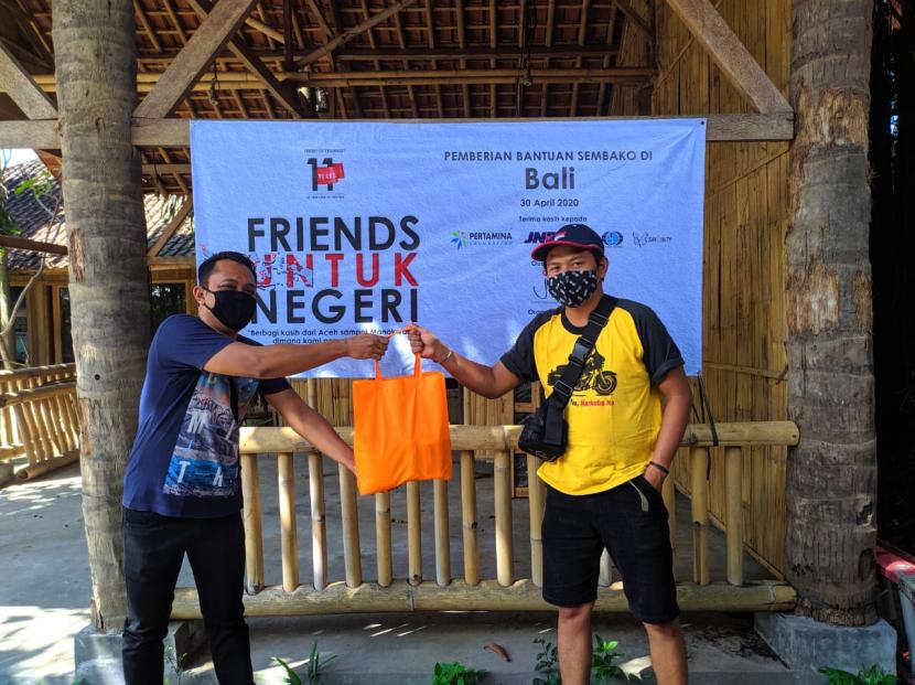 Pertamina Foundation bersama rekan-rekan dari Friends Entertainment membagikan sembako ke beberapa masyarakat di sebelas kota di Indonesia.