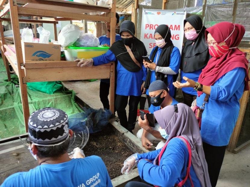 Pertamina Fuel Terminal Samarinda bersama Rumah Zakat menggandeng Ahasa Larva Group mengadakan pelatihan budidaya maggot.