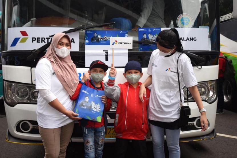 Bus Pemudik Pertamina Jurusan Jakarta - Malang pada acara “Mudik Aman Mudik Sehat” Bersama BUMN 2022 yang diselenggarakan di Gelora Bung Karno, Jakarta pada Rabu (27/4/2022).