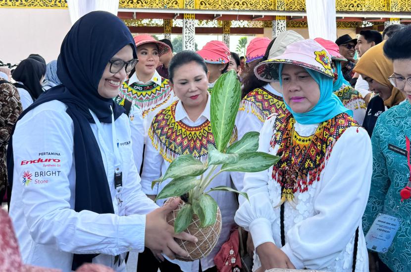 Pertamina Group turut memeriahkan kegiatan Kunjungan Kerja Ibu Negara bersama Ibu-Ibu Organisasi Aksi Solidaritas Era Kabinet Indonesia Maju (OASE) dengan tajuk Pelatihan Pengolahan Sampah Rumah Tangga Menjadi Kompos dan Eco Enzyme di Kantor Kepala Desa Tengin Baru, Sepaku, Kabupaten Penajam Paser Utara pada hari Kamis (12/9/2024).