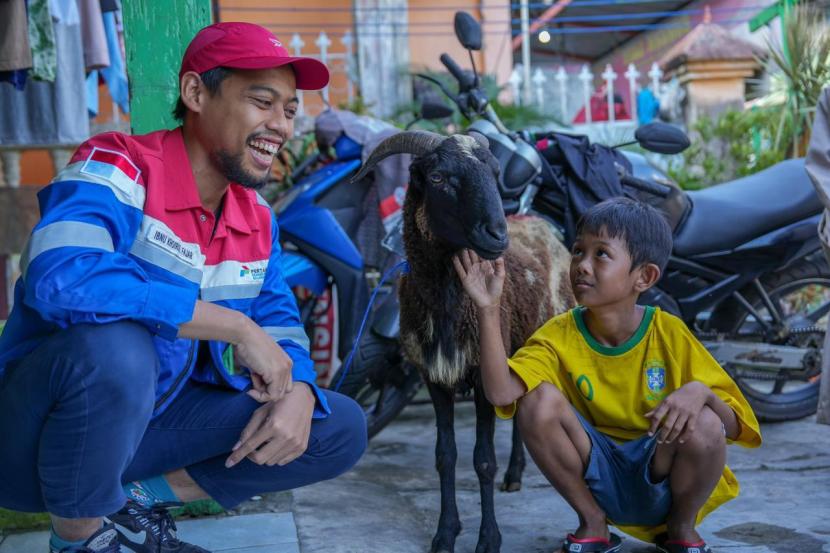  Pertamina Grup berbagi kebahagiaan di hari raya Idul Adha 1445 Hijriyah. Pertamina menyalurkan 4.493 hewan kurban ke seluruh Indonesia. 