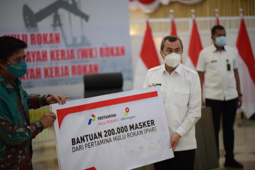 Pertamina Hulu Rokan menyerahkan bantuan 200 ribu lembar masker kain untuk masyarakat Riau di WK Rokan.
