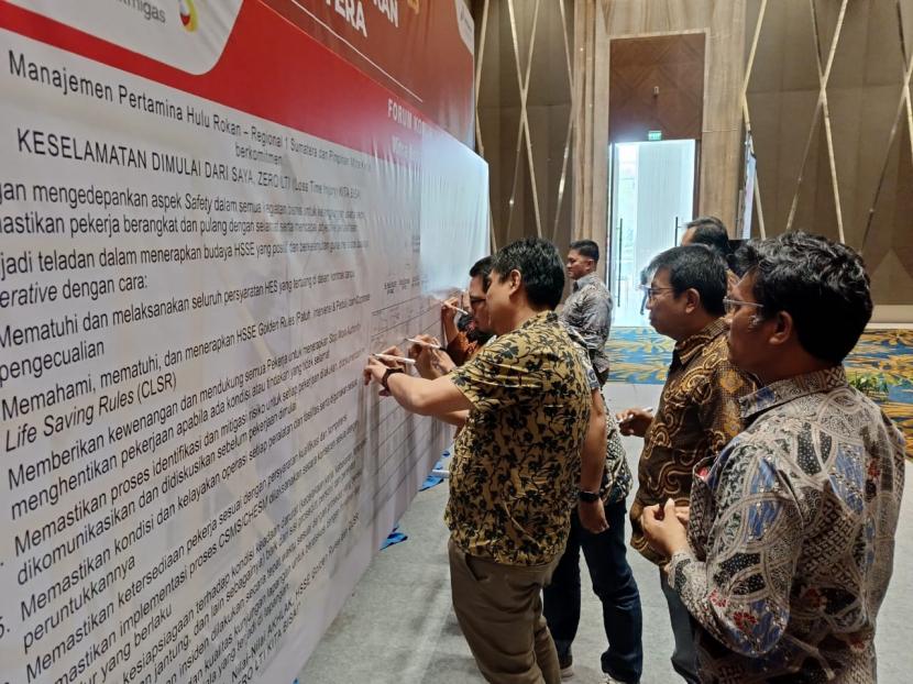 Pertamina Hulu Rokan Regional I Sumatra bersama perusahaan mitra menandatangani komitmen bersama penguatan penerapan aspek keselamatan, kesehatan, dan peduli lingkungan di Pekanbaru, Kamis (16/3/2023).