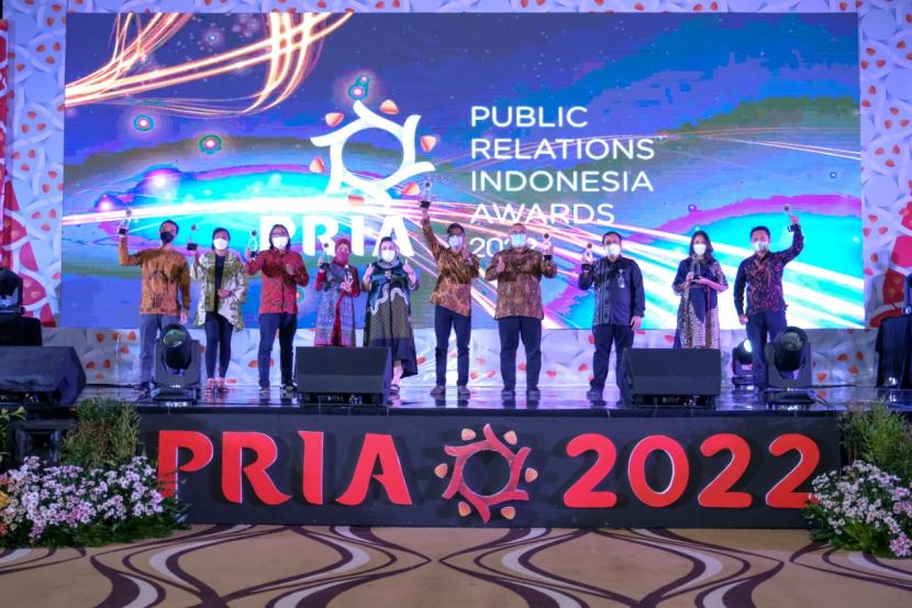 Pertamina kilang balongan meraih penghargaan Public Relation Indonesia Award (PRIA) dengan kategori Community Based Development .