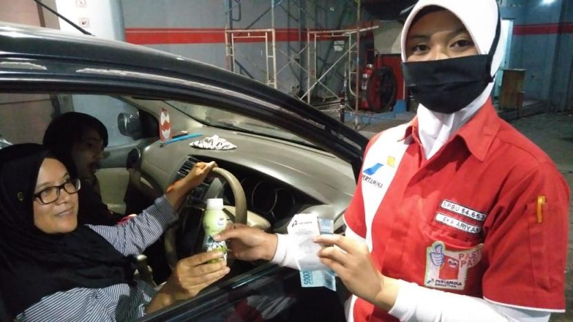 Pertamina Marketing Operation Region (MOR) V, wilayah Sales Area Retail Malang bekerja sama dengan Koperasi Unit Desa (KUD) Batu menyediakan susu segar Nandhi untuk pembelian BBM nonsubsidi di SPBU bertanda khusus.