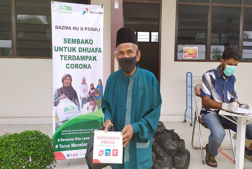 Pertamina melalui Baituzzakah Pertamina (BAZMA) RU II menyalurkan bantuan 1.500 paket sembako kepada masyarakat miskin dan dhuafa yang terdampak Covid di 18 Kelurahan di Kota Dumai, Provinsi Riau.