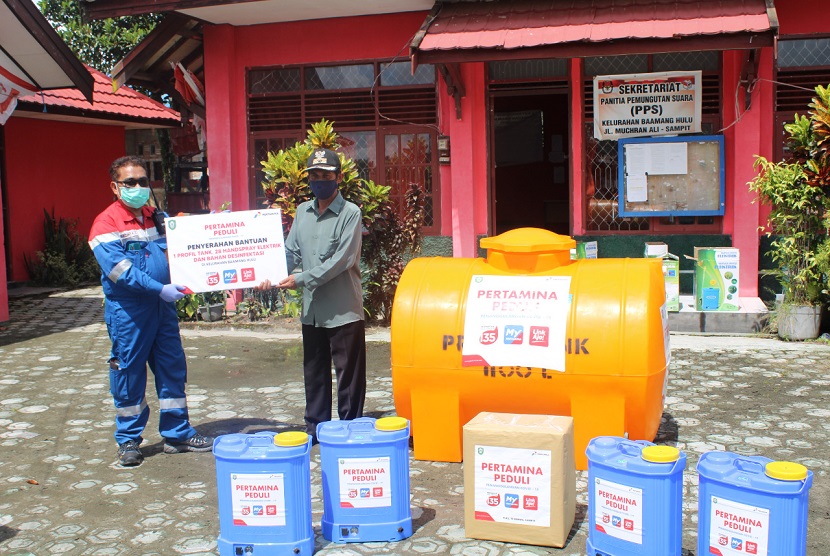 Pertamina melalui Fuel Terminal Sampit menyalurkan bantuan berupa alat semprot, tendon air, dan cairan desinfektan untuk penanggulanan Covid-19. Bantuan tersebut diserahkan langsung ke Kantor Kelurahan Baamang Hulu, Kecamatan Baamang Kabupaten Kotawaringin Timur, Provinsi Kalimantan Tengah pada Sabtu (25/4).