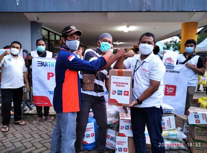 Pertamina membantu korban banjir di Kalimantan Selatan (Kalsel) dengan mengirimkan ratusan paket sembako pakaian, vitamin, dan elpiji.