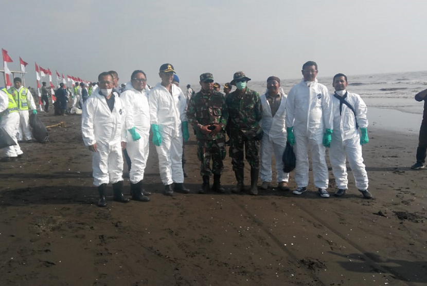 Pertamina mendapat bantuan TNI dan Polri mengatasi tumpahan minyan di Anjungan YYA.
