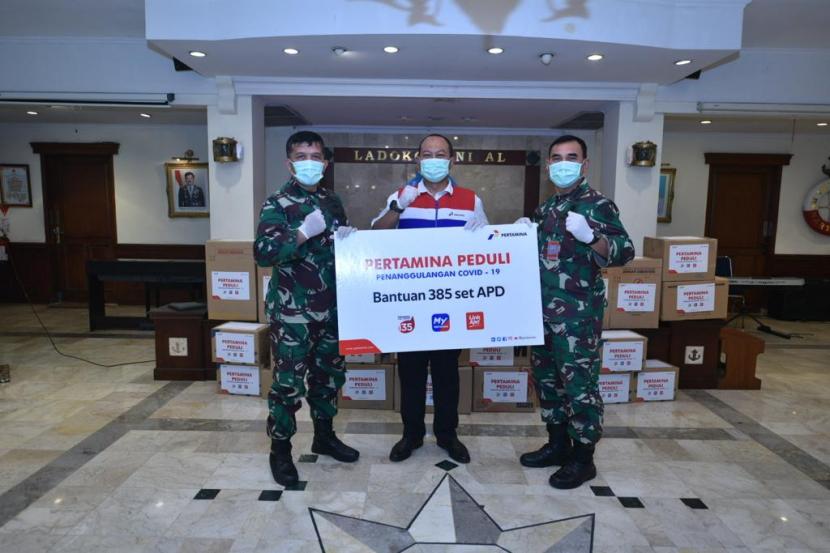 Pertamina mendistribusikan bantuan Alat Pelindung Diri (APD), masker, sarung tangan serta hand sanitizer bagi tenaga medis di rumah sakit dan fasilitas kesehatan TNI Angkatan Laut (AL).
