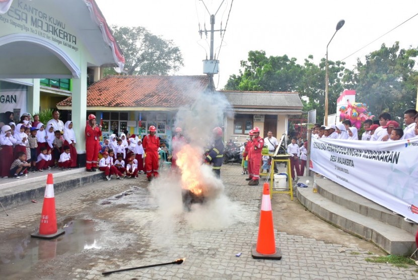 Pertamina mengadakan sosialisasi serta praktik penanggulangan kebakaran untuk warga masyarakat di sekitar wilayah operasi perusahaan, Desa Majakerta.