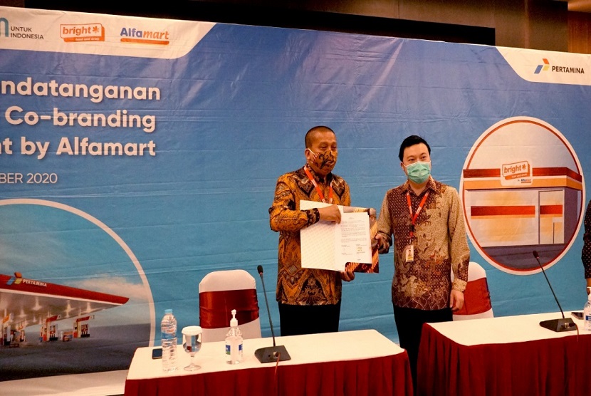 Pertamina menggandeng Alfamart mengembangkan bisnis Bright Store di SPBU di luar pulau Jawa. Kerja sama ini ditandatangani oleh Direktur Logistik dan Infrastruktur Pertamina, Mulyono dan Direktur Merchandising Alfamart, Harryanto Susanto serta Direktur Corporate Affairs Solihin.