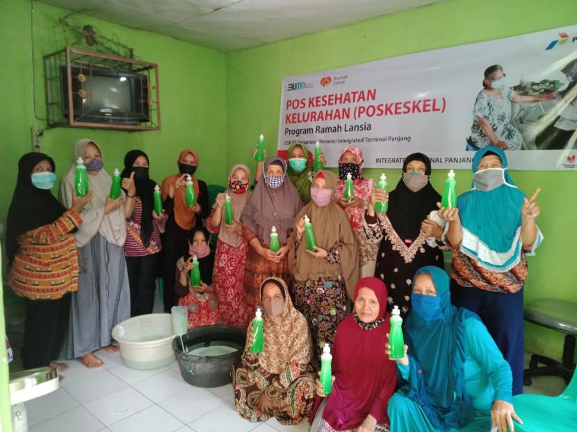 Pertamina menggandeng Rumah Zakat menggelar pelatihan pembuatan sabun cair di Panjang Utara, Bandar Lampung.