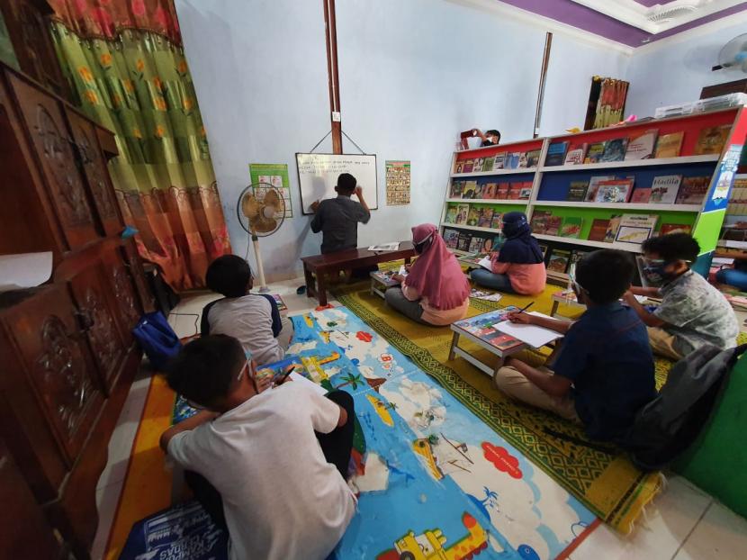 Pertamina menggelar program Kampung Cerdas Mojolegi yang menghadirkan fasilitas belajar selayaknya sekolah di tengah desa, namun tentunya dengan menerapkan protokol kesehatan Covid-19.