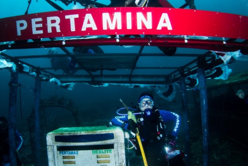 Pertamina menggelar upacara bendera bawah laut dalam rangka  HUT ke-74 RI sekaligus meresmikan Pertamina Underwater Zone di kawasan Jikomalamo, Ternate, Maluku Utara, pada Sabtu (17/8) pagi.