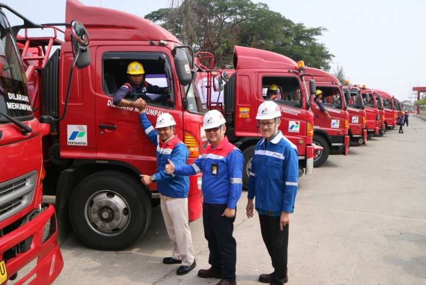 Pertamina mengirimkan bantuan sarana distribusi BBM dan avtur ke Sulawesi berupa 12 Mobil Tangki BBM, 1 Mobil Tangki Avtur dan 26 orang Awak Mobil Tangki. Mobil Tanki dan Awak diberangkatkan dari TBBM Plumpang, Jakarta Selasa (2/10) menuju Makassar dengan menggunakan kapal untuk menggantikan Mobil Tanki dan Awal yang telah dikerahkan ke Palu dan Donggala.