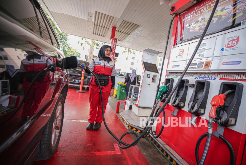 Pertamina menurunkan harga Pertamax Series dan Dex Series.