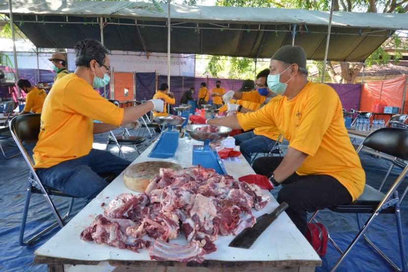 Pertamina menyalurkan daging kurban kepada warga di 48 lokasi wilayah operasi sekitar kilang RU VI Balongan, Kabupaten Indramayu.