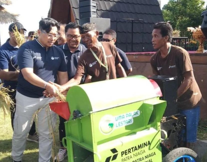 Pertamina menyerahkan bantuan alat pertanian nol emisi karbon di Denpasar. 