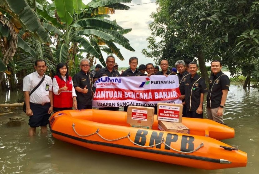 Pertamina menyerahkan bantuan logistik untuk daerah terdampak banjir.