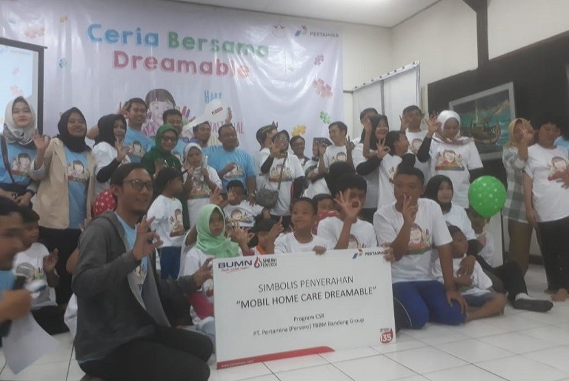  Pertamina MOR III Terminal BBM Bandung Group menyalurkan CSR berupa Home Mobil Care jenis Grand Max dan kursi roda untuk PKBM Hidayah, Sabtu (27/7). Sebanyak 35 anak berkebutuhan khusus turut hadir mengikuti kegiatan bermain angklung dan menyanyi.