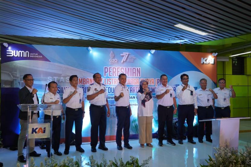 Pertamina NRE mendukung upaya PT Kereta Api Indonesia (KAI) dalam menurunkan emisi karbon melalui penyediaan PLTS di Stasiun Gambir.