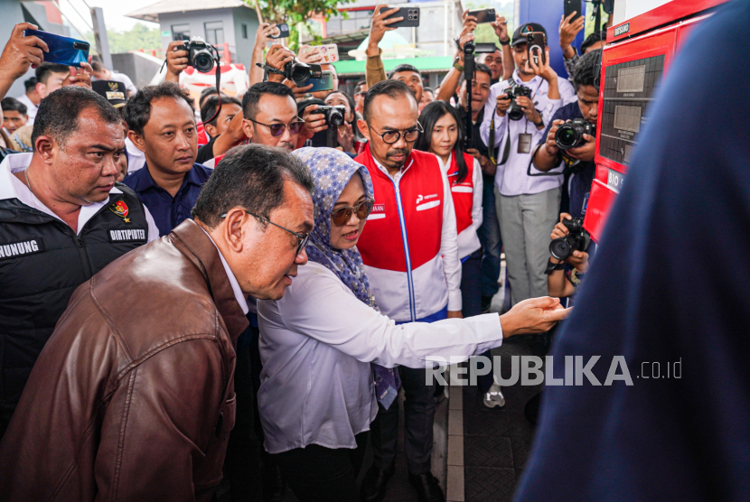 Pertamina Patra Niaga bersama Kementerian Perdagangan dan Bareskrim Polri melakukan penyegelan dispenser SPBU 34.431.11 di Jalan RH. Didi Sukardi, Baros, Sukabumi, pada Rabu (19/2/2025). 