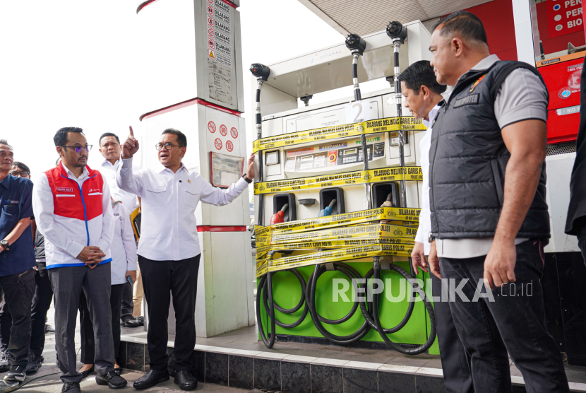 Pertamina Patra Niaga bersama Kementerian Perdagangan dan Polri menyegel dispenser SPBU 34.431.11 di Jalan Alternatif Sentul, Kabupaten Bogor, pada Rabu (19/3/2025).