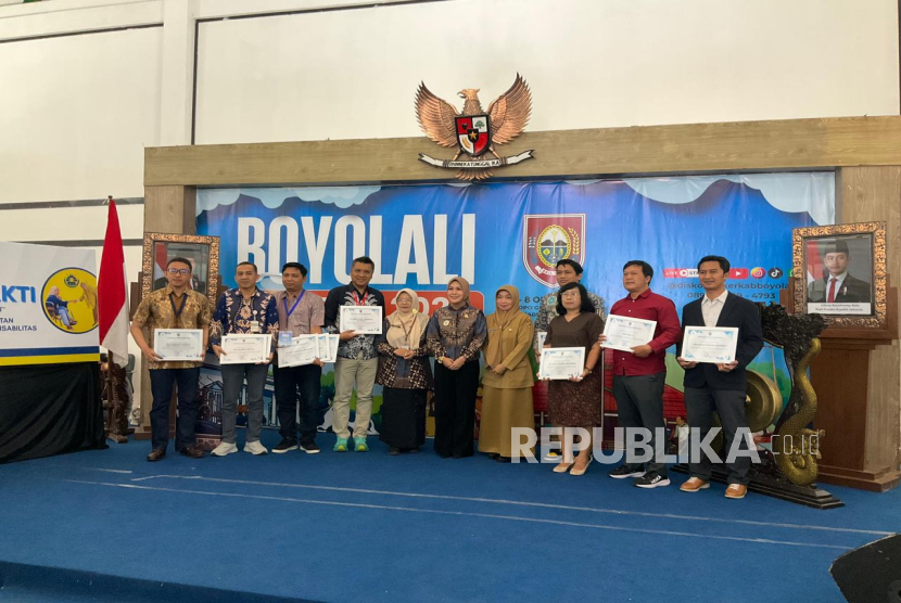 Pertamina Patra Niaga Fuel Terminal (FT) Boyolali melalui kegiatan Corporate Social Responsibility (CSR) Difablepreneur telah berhasil mendapatkan penghargaan dalam bidang kerja sama yang baik dan kontribusi aktif dalam Pemberdayaan dan Penempatan Tenaga Kerja dari Pemerintah Kabupaten Boyolali Tahun 2025. 
