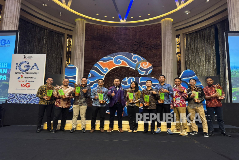 Pertamina Patra Niaga Jawa Bagian Tengah (JBT) kembali memborong delapan penghargaan Indonesia Green Awards (IGA) 2025 yang diselenggarakan oleh The La Tofi School of Social Responsibility di Hotel Indonesia Kempinski, Jakarta, Rabu (15/1/2025).