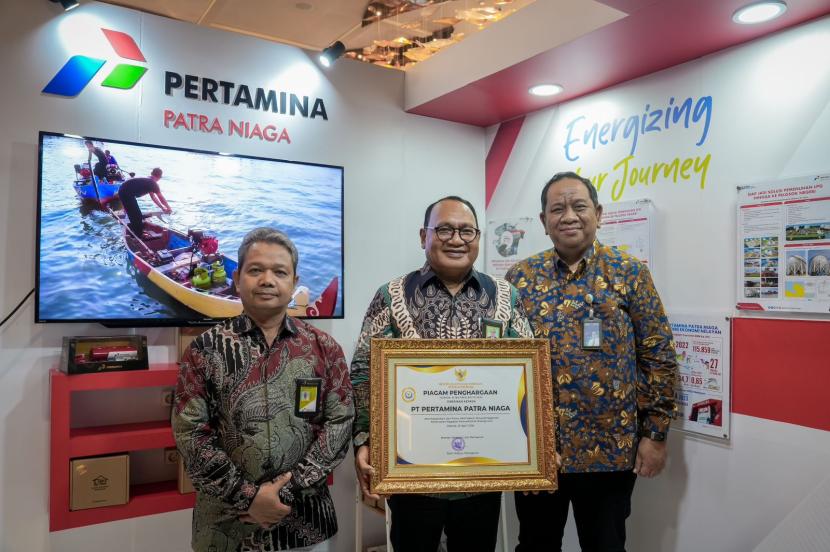 Pertamina Patra Niaga menorehkan penghargaan atas kepatuhan dan peran aktif penyelenggaraan KKPRL yang diberikan Menteri Kelautan dan Perikanan Republik Indonesia.