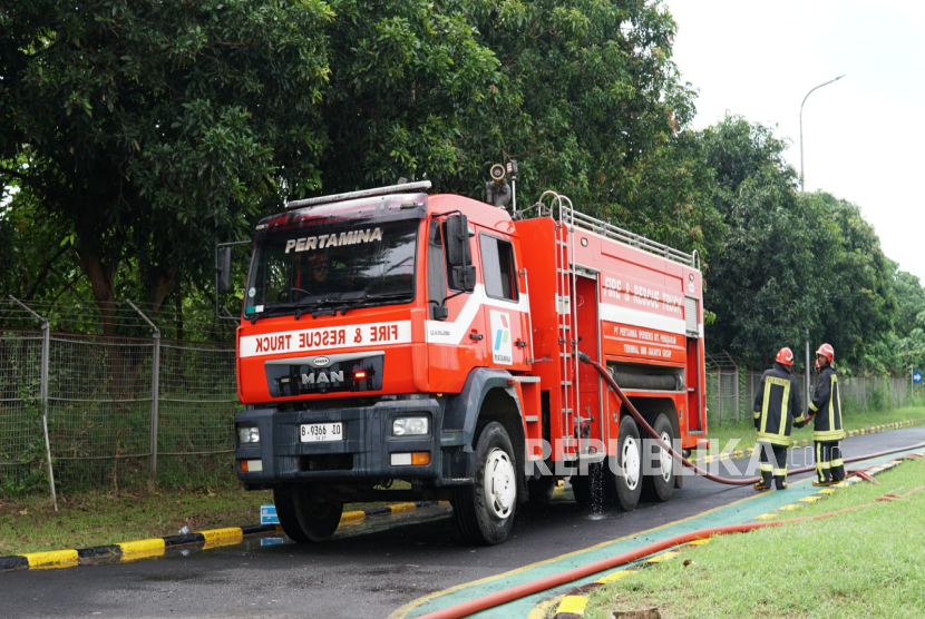 Pertamina Patra Niaga Regional Jawa Bagian Barat bersama Tim Damkar Cianjur dan Polres Cianjur merespons cepat penanganan insiden laka lantas Mobil Tanki BBM yang berdampak kebakaran di Jalan Pasar Hayam, Cianjur pada Sabtu (1/11).