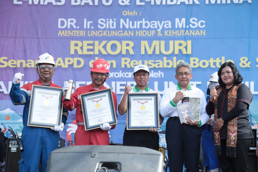 Pertamina Pecahkan Rekor. Pertamina pecahkan rekor MURI senam dengan mengenakan pakaian APD terbanyak.