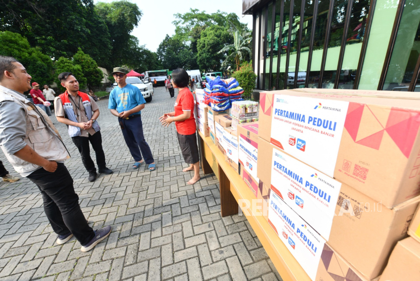 Pertamina Peduli menyalurkan bantuan kepada korban terdampak banjir di Jakarta Selatan.