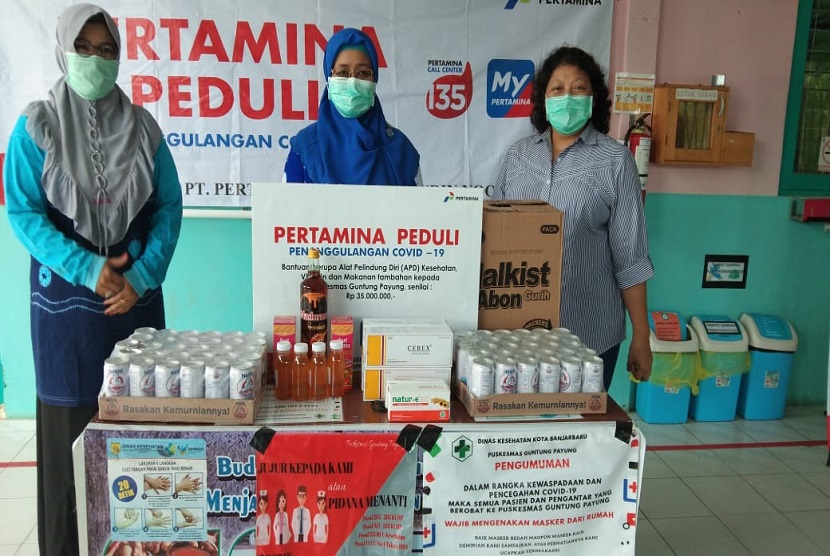 Pertamina Peduli menyumbangkan APD dan obat senilai Rp 35 juta ke puskesmas Guntung Payung, Banjar Baru