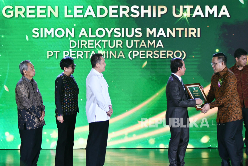 Pertamina dan Dirut Simon Aloysius Mantiri meraih penghargaan PROPER dari Kementerian Lingkungan Hidup, Senin (24/2/2025).