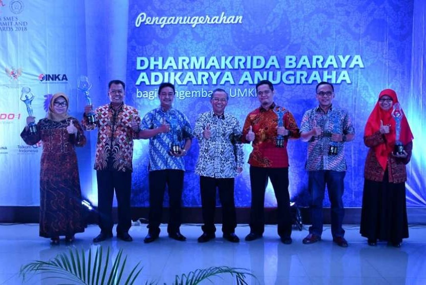 Pertamina Refinery Unit (RU) VI Balongan menerima penghargaan Dharmakrida Baraya Adikarya Anugraha pada acara 7th UNS SME’S Summit and Award 2018.