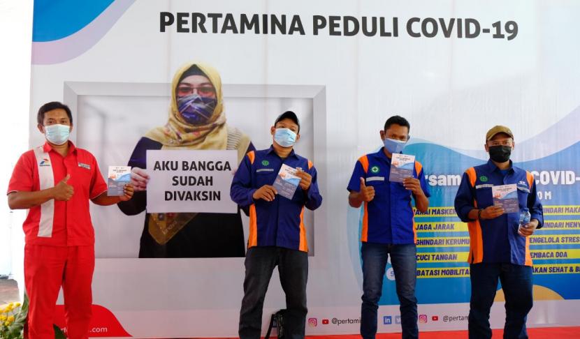 Pertamina Regional Jawa Bagian Tengah melakukan vaksinasi kepada setidaknya 1.800 peserta vaksinasi yang mayoritas merupakan operator dan awak mobil tangki (AMT) yang bertugas di instalasi operasi maupun lembaga penyalur Pertamina seperti Fuel & LPG Terminal