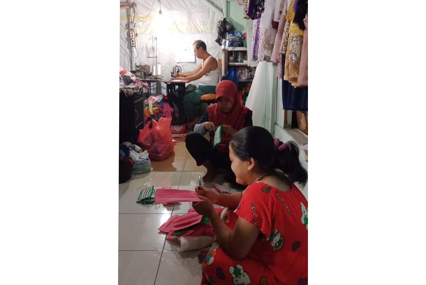 Pertamina RU VI Balongan, Kabupaten Indramayu melibatkan penjahit lokal dalam pembuatan masker kain.