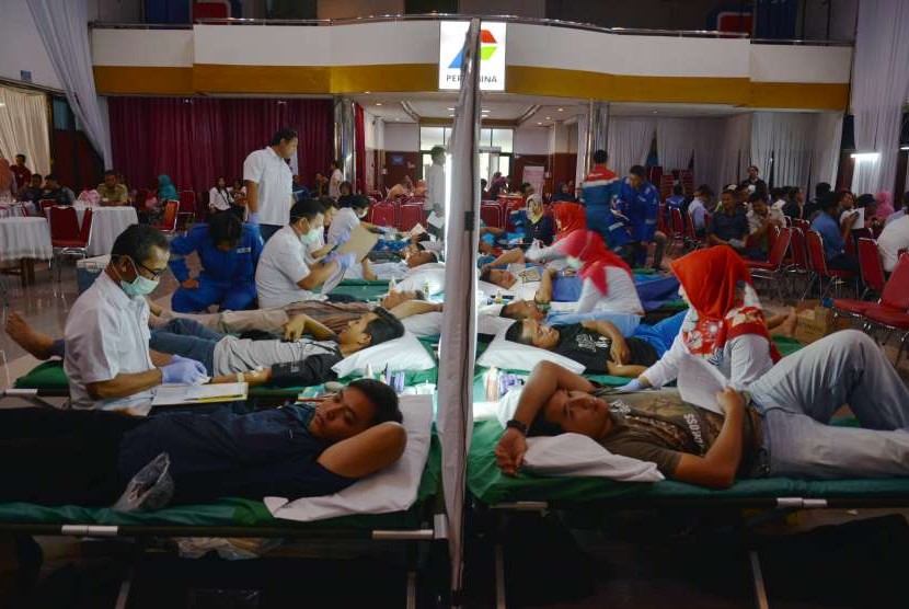Pertamina RU VI Balongan kembali mengadakan aksi kemanusiaan dengan menyelenggarakan donor darah. Kegiatan berlangsung di Gedung Patra Ayu Perumahan Pertamina Bumi Patra Indramayu, Senin (9/10). 