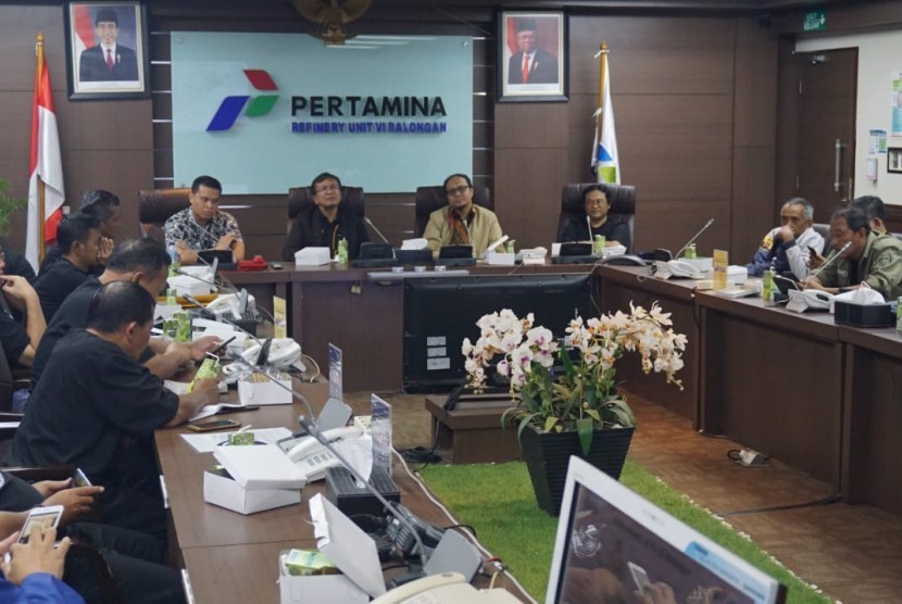 Pertamina RU VI Balongan menerima kunjungan puluhan pekerja media yang tergabung dalam Persatuan Wartawan Indonesia (PWO) Indramayu dan Ikatan Wartawan Online (IWO) dalam rangka memperingati Hari Pers Nasional (HPN), Rabu (26/2).