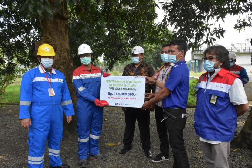 Pertamina RU VI Balongan menggulirkan dana bantuan untuk proyek betonisasi jalan utama Desa Kiarasari Salamdarma Subang.
