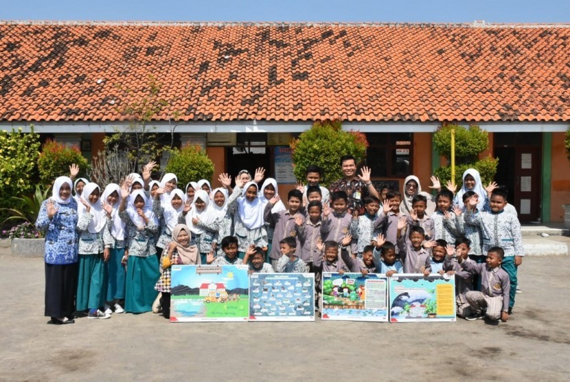 Pertamina RU VI Balongan menyerahkan bantuan alat peraga sekolah mangrove untuk sejumlah SD di Kabupaten Indramayu. 