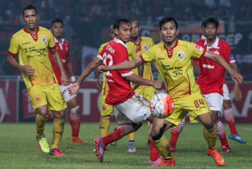 Pertandingan antara Persija Jakarta (merah) melawan Sriwijaya FC di SUGBK, Jumat (24/6), yang berakhir rusuh.