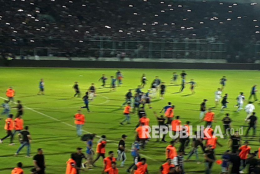 Pertandingan Aremania FC dan Persib di Stadion Kanjuruhan Malang, Ahad (15/4) berakhir ricuh. Skor imbang 2-2 tak mampu menyurutkan Aremania yang emosi atas berjalannya pertandingan.