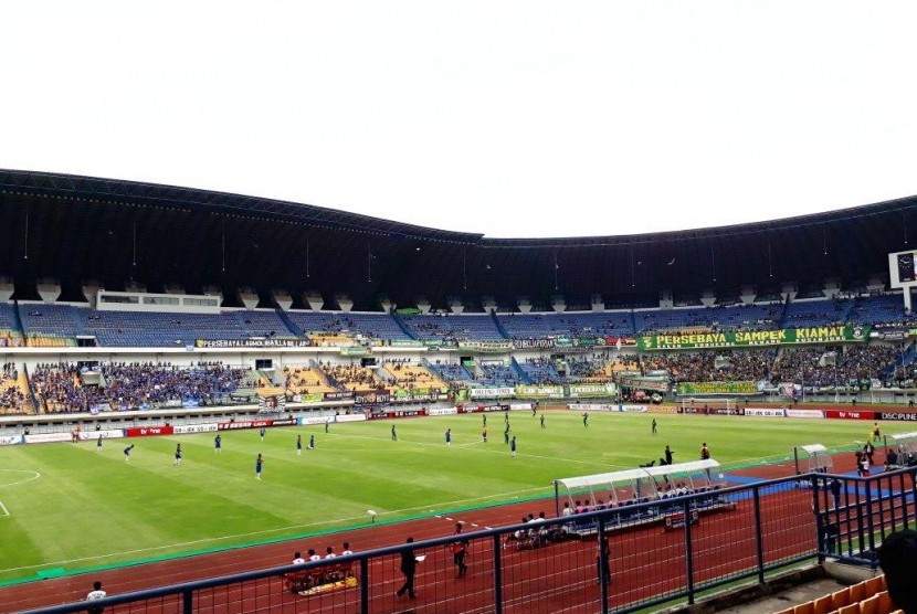 Pertandingan babak delapan besar grup Y Liga 2 Persebaya Surabaya vs PSIS Semarang di Stadion Gelora Bandung Lautan Api, Rabu (15/11).