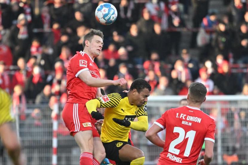 Pertandingan BUndesliga antara Union Berlin vs Borussia Dortmund yang disaksikan dalam jumlah terbatas.