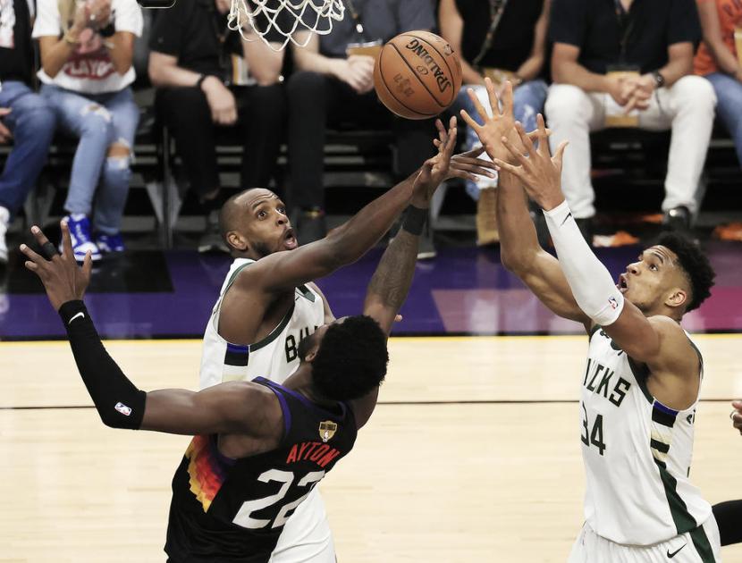 Pertandingan gim pertama final NBA 2021 antara Milwaukee Bucks (putih) vs Phoenix Suns (ilustrasi).