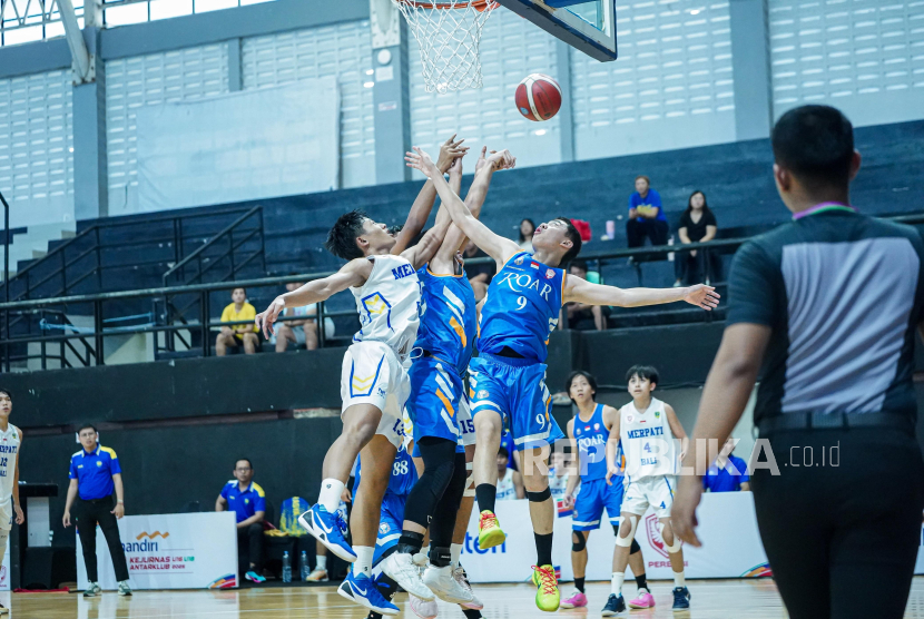 Pertandingan Kejurnas Bola Basket U16 antara Merpati Bali (putih) vs Roar Jakarta.