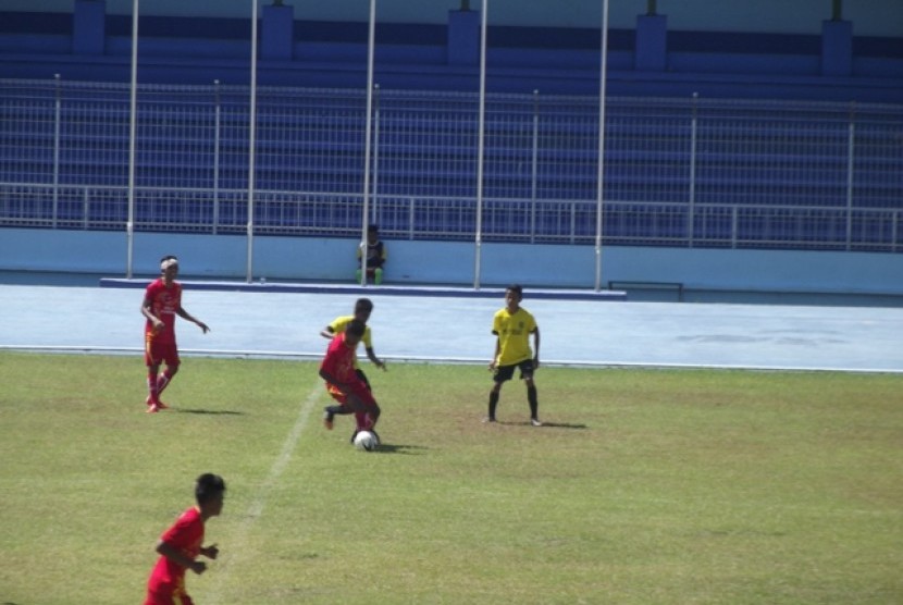 Pertandingan Kejurnas Sepakbola antar PPLP/PPLPD 2015 Grup C antara PPLPD Riau (kostum kuning) melawan PPLP Sumbar di Stadion Depati Amir, Jumat (28/3). Kekalahan PPLPD Riau 2-4 pada laga ini membuat tiket ke semifinal dari grup ini diraih PPLPD Aceh.